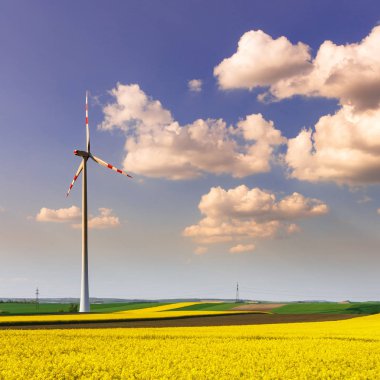 Rüzgar Çiftliği dönen rüzgar türbini ile