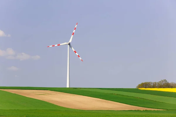 Vindkraftpark med snurrande vindkraftverk — Stockfoto