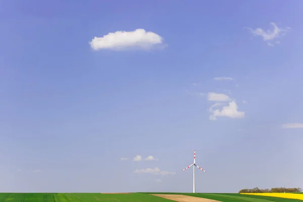 Fazenda eólica com turbina eólica giratória — Fotografia de Stock