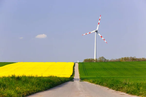 Vindkraftpark med snurrande vindkraftverk — Stockfoto