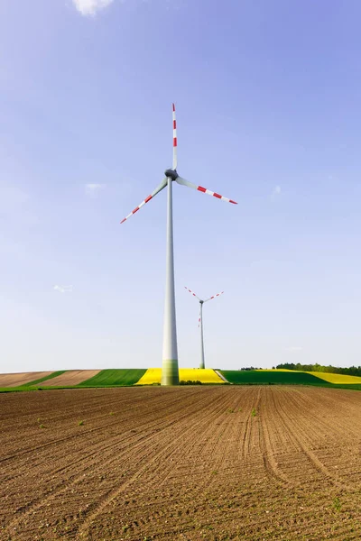 Wind farm with spinning wind turbines — Stock Photo, Image