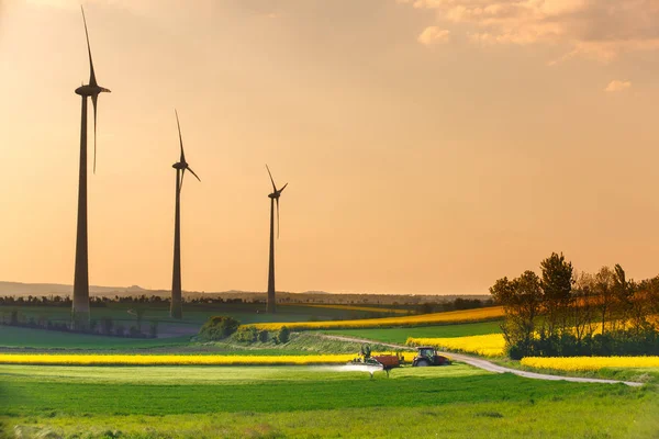 Vindkraftpark med snurrande vindkraftverk — Stockfoto