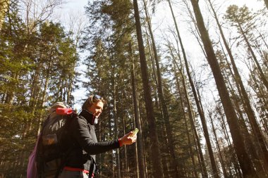 Telefonunu yön için denetimi yolunu kaybetmiş uzun yürüyüşe çıkan kimse