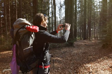 Uzun yürüyüşe çıkan kimse fotoğraf ona ormanda yürüyüş