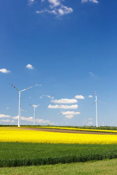 Vindkraftpark med snurrande vindkraftverk — Stockfoto