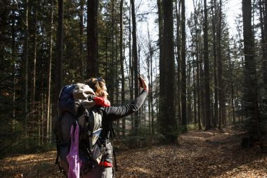 Bir selfie ormanın içinden uzun bir yürüyüş alarak kadın
