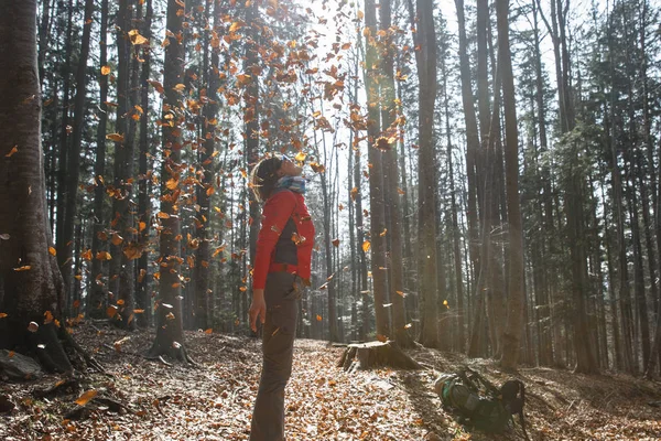 Fit woman hiker enjoying the nature, throwing leaves — Stock Photo, Image