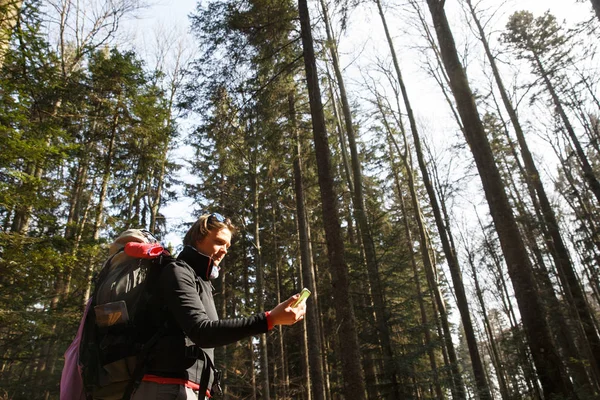 Telefonunu yön için denetimi yolunu kaybetmiş uzun yürüyüşe çıkan kimse