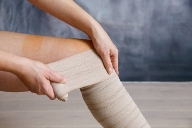 Elastik sıkıştırma bandaj uygulanması 