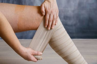 Elastik sıkıştırma bandaj uygulanması 