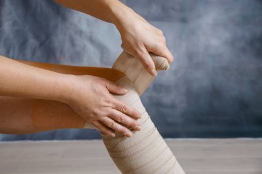 Elastik sıkıştırma bandaj uygulanması 