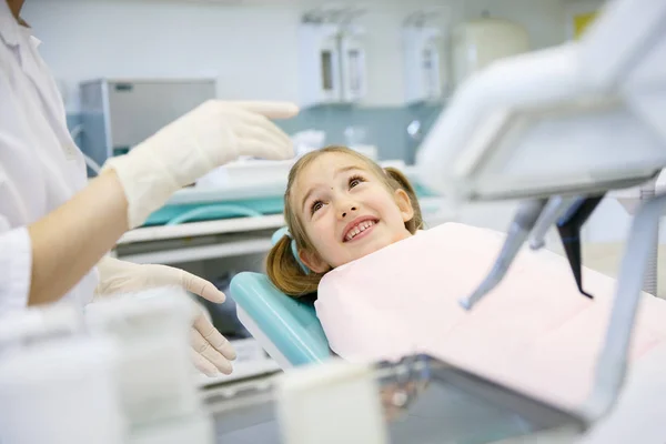 Menina no consultório do dentista — Fotografia de Stock