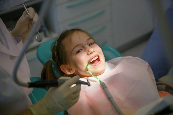 Menina no consultório do dentista — Fotografia de Stock