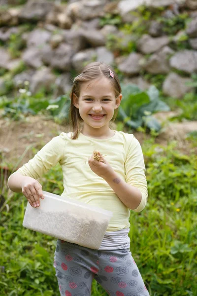 Lilla flickan arbetar i trädgården — Stockfoto