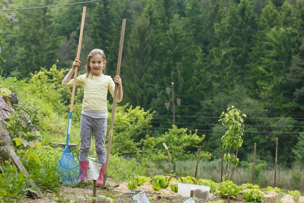 Menina trabalhando no jardim — Fotografia de Stock