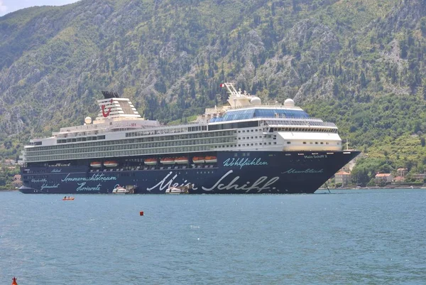 Crucero Mein Schiff en la Bahía de Kotor — Foto de Stock