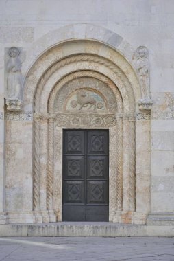 Katedral içinde ikincil giriş