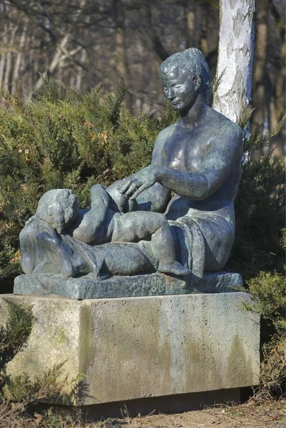 Bir çocuk annesiyle heykel