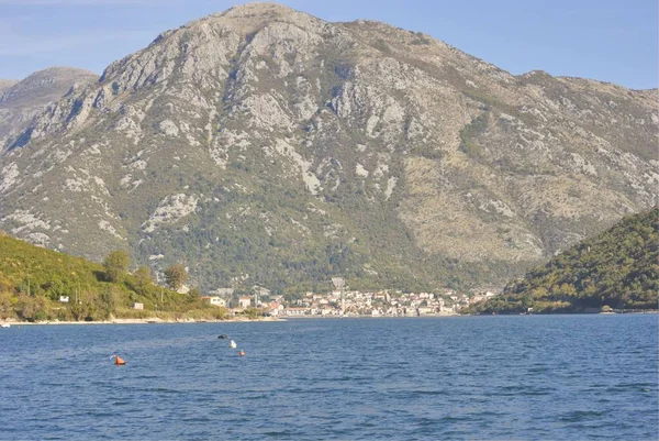 Ciudad Perast Montenegro Situada Pie Montaña Ilija Vista Desde Ferry — Foto de Stock