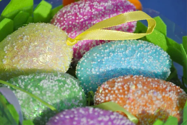 Renkli dekoratif paskalya yumurtaları yakın çekim.