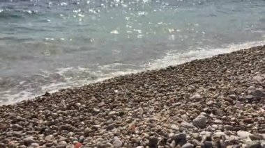 Adriyatik Denizi sörf. Dalgalar deniz kıyı çakıl üzerinde çalışır.