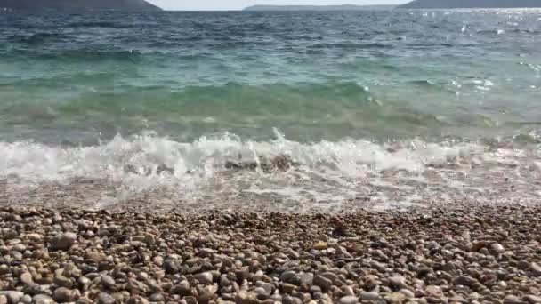 Αδριατική Θάλασσα Surf Κύματα Της Θάλασσας Που Τρέχει Παράκτιες Βότσαλο — Αρχείο Βίντεο