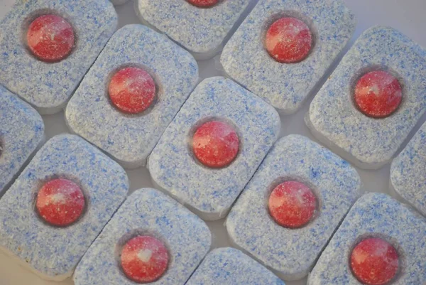 Beyaz arka planda bulaşık makinesi tabletlerini kapatın. Arkaplan ve dokular için.