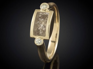 Siyah izole külleri altın yüzük 