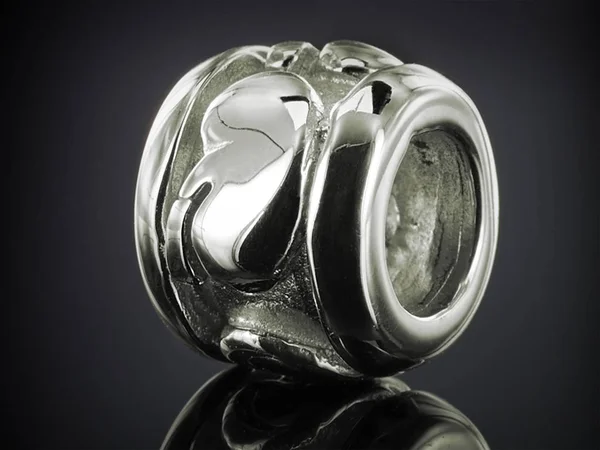 Sølv perle til på et armbånd - Stock-foto