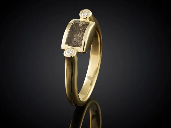 Gouden ring met as geïsoleerd op zwart — Stockfoto