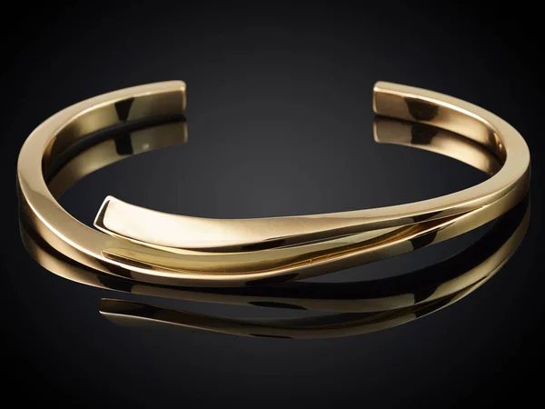 Gouden armband geïsoleerd op zwart — Stockfoto
