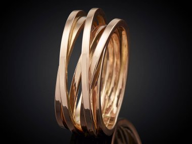 siyah arka plan üzerine izole güzel altın yüzük