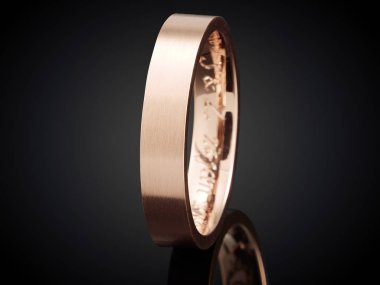 siyah arka plan üzerine izole güzel altın yüzük