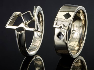 siyah arka plan üzerine izole değerli taş ile gümüş yüzük