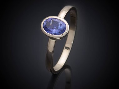 siyah arka plan üzerine izole değerli taş ile gümüş yüzük