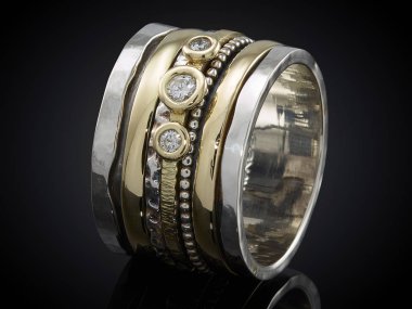 siyah arka plan üzerine izole değerli taş ile gümüş yüzük