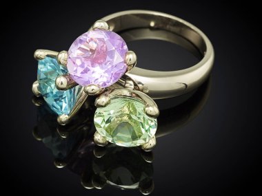 siyah arka plan üzerine izole değerli taş ile gümüş yüzük