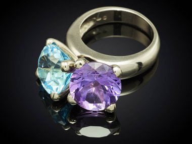 siyah arka plan üzerine izole değerli taş ile gümüş yüzük