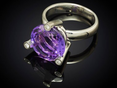 siyah arka plan üzerine izole değerli taş ile gümüş yüzük