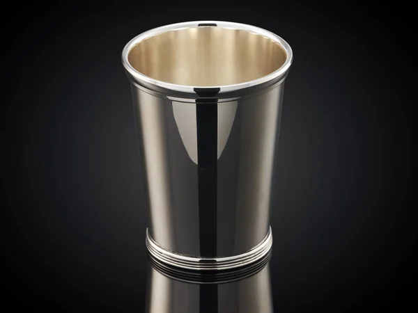 Красива срібна чашка на чорному фоні — стокове фото