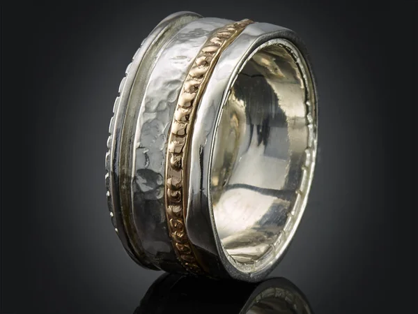Mooie zilveren ring geïsoleerd op zwarte achtergrond — Stockfoto
