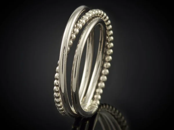 Mooie zilveren ring geïsoleerd op zwarte achtergrond — Stockfoto