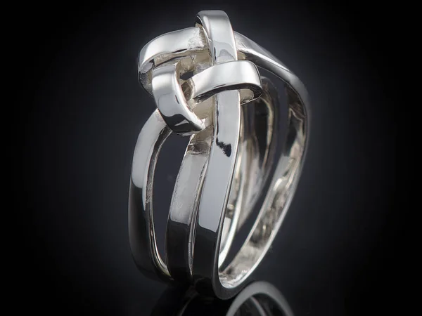 Hermoso anillo de plata aislado sobre fondo negro — Foto de Stock