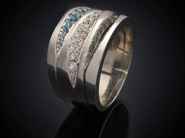 Zilveren ring met edelsteen geïsoleerd op zwarte achtergrond — Stockfoto