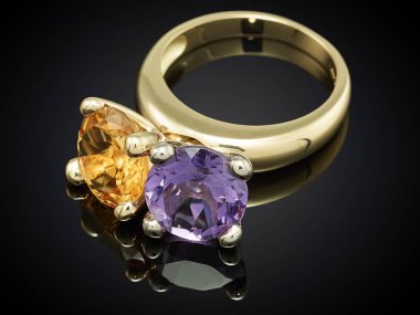 Siyah arka plan üzerine izole değerli taş ile altın yüzük