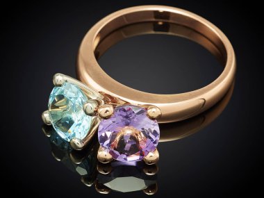 Siyah arka plan üzerine izole değerli taş ile altın yüzük