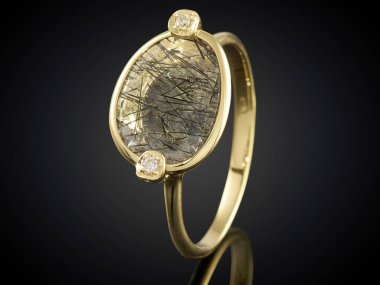 Siyah arka plan üzerine izole değerli taş ile altın yüzük