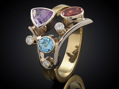 Siyah arka plan üzerine izole değerli taş ile altın yüzük