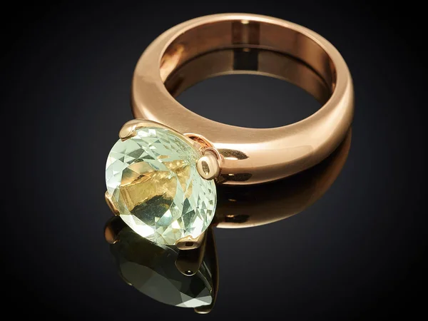 Χρυσό δαχτυλίδι με πολύτιμες πέτρες απομονώνονται σε μαύρο φόντο — Φωτογραφία Αρχείου