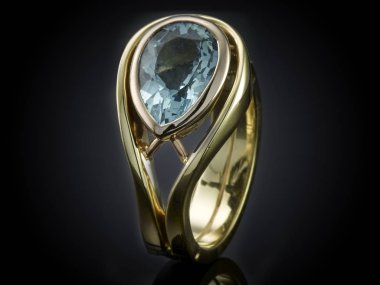 Siyah arka plan üzerine izole değerli taş ile altın yüzük